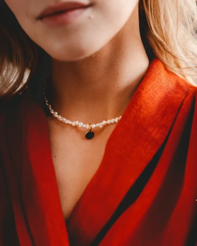 choker z pereł z zawieszką.webp