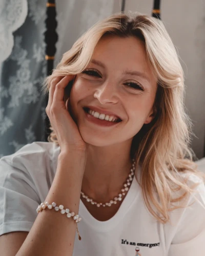 okrągła jodełka naszyjnik z pereł.webp