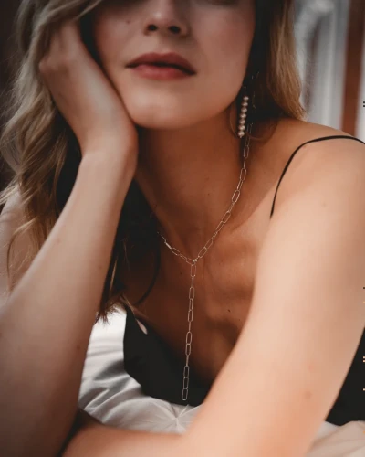 srebrne kolczyki z malych pereł.webp